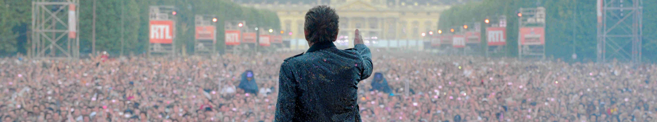 JOHNNY HALLYDAY - LE CONCERT DE LA TOUR EIFFEL.png